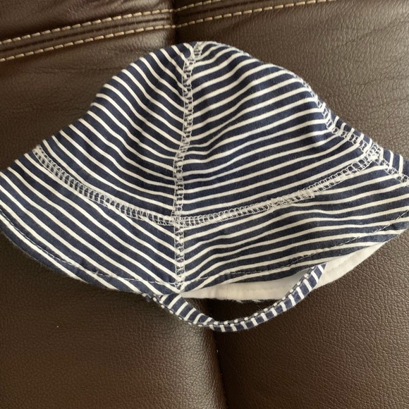 Carter’s baby stripe nautical bucket hat - Picture 1 of 3